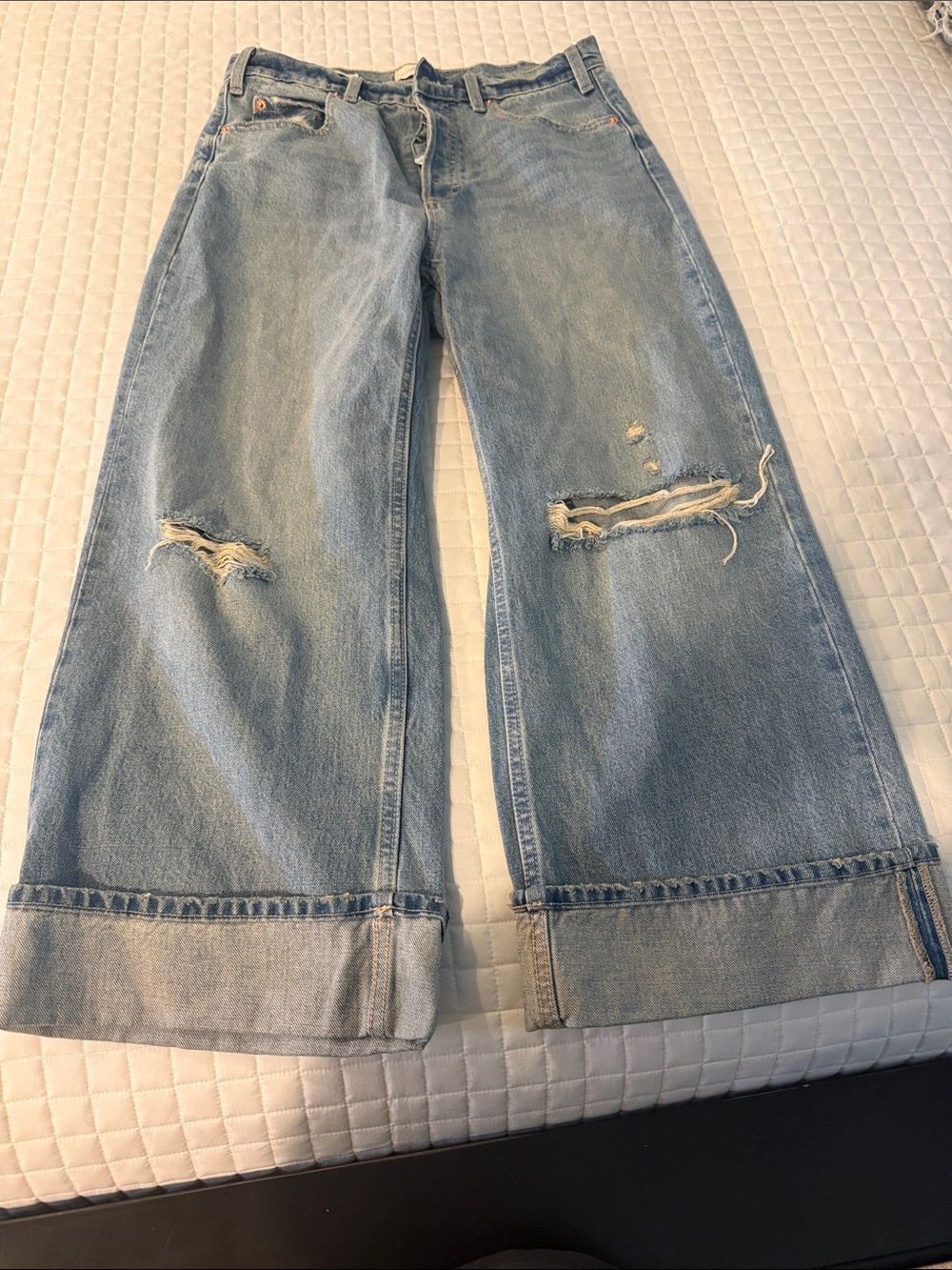 Universal Thread Light Wash Wide-Leg Distressed Jeans